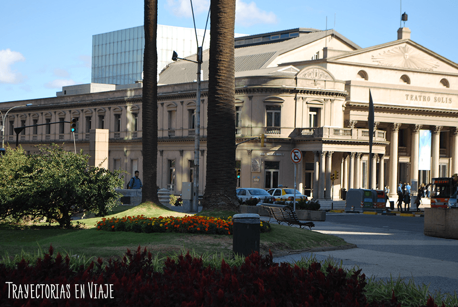 Teatro Solís desde Plaza Independencia. Montevideo Uruguay