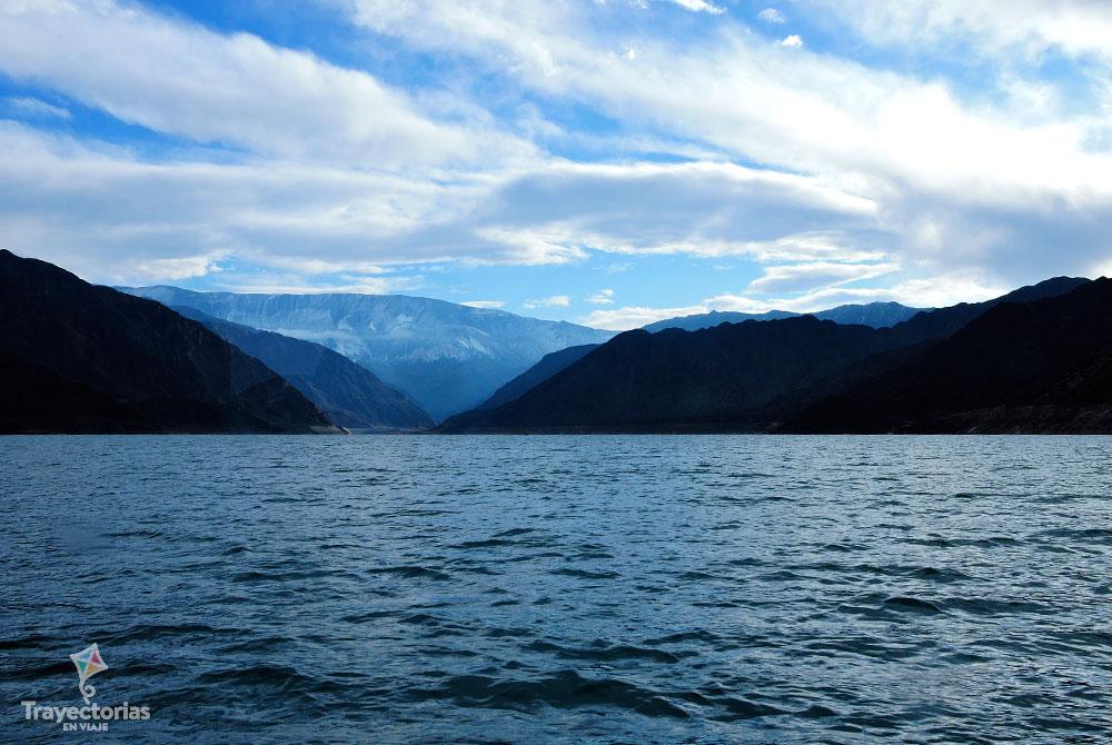 Lago del Dique Punta Negra con vista a la cordillera.